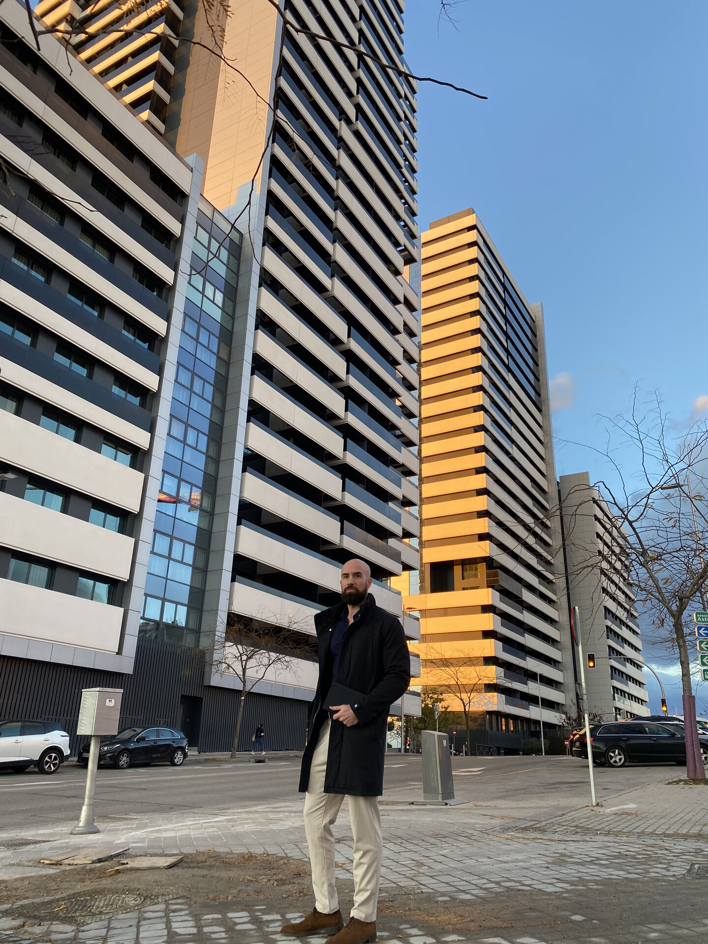 Adrián frente a edificios residenciales que tasa